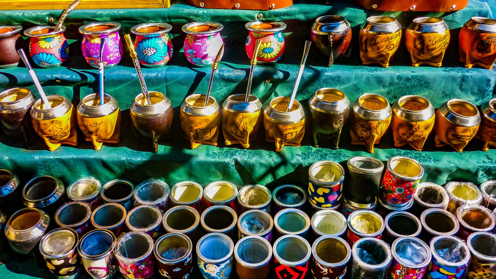 Mate cups of different colors