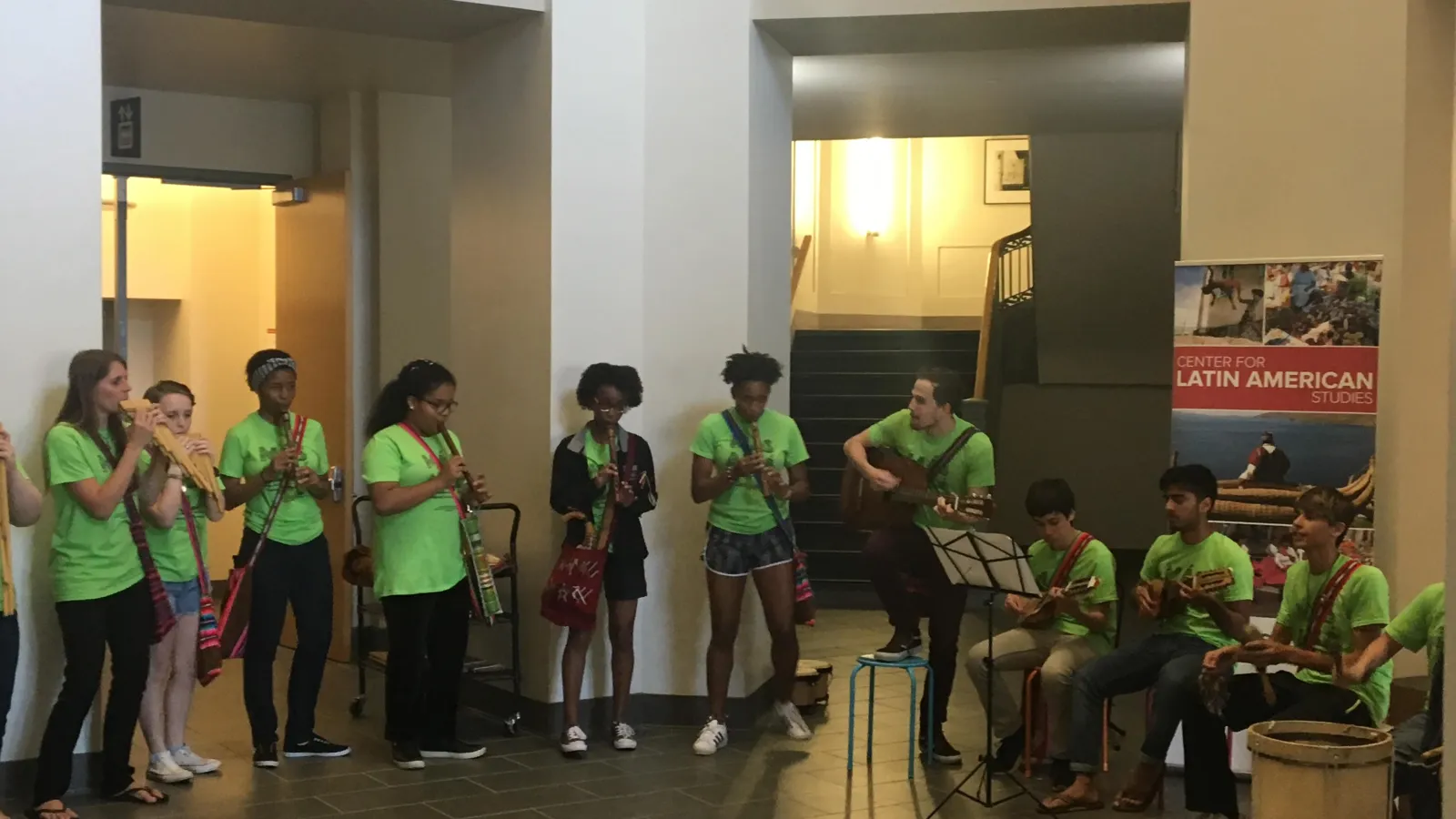MÁS ALLÁ students performing