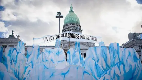 cardboard in the shape of glaciers with a sign saying "la ley de glaciares no se toca"