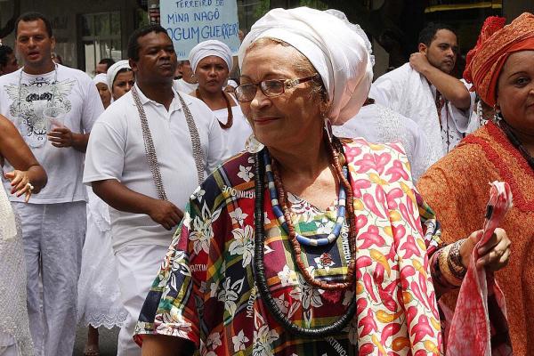 Black woman wearing afro-Brazilian clothing