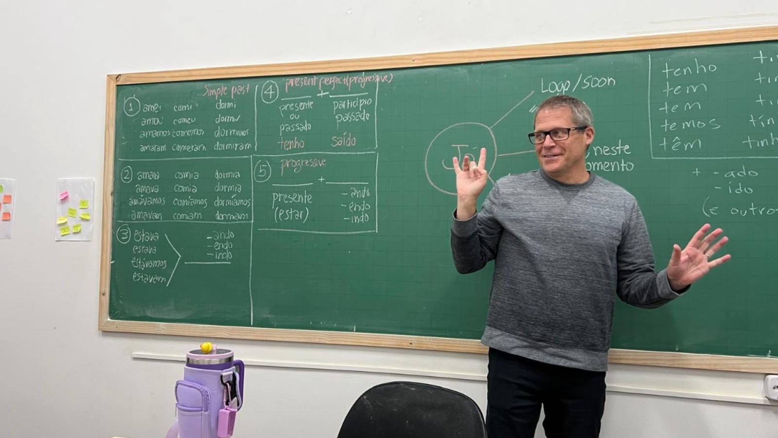 Professor Scott Schwenter giving a grammar lesson